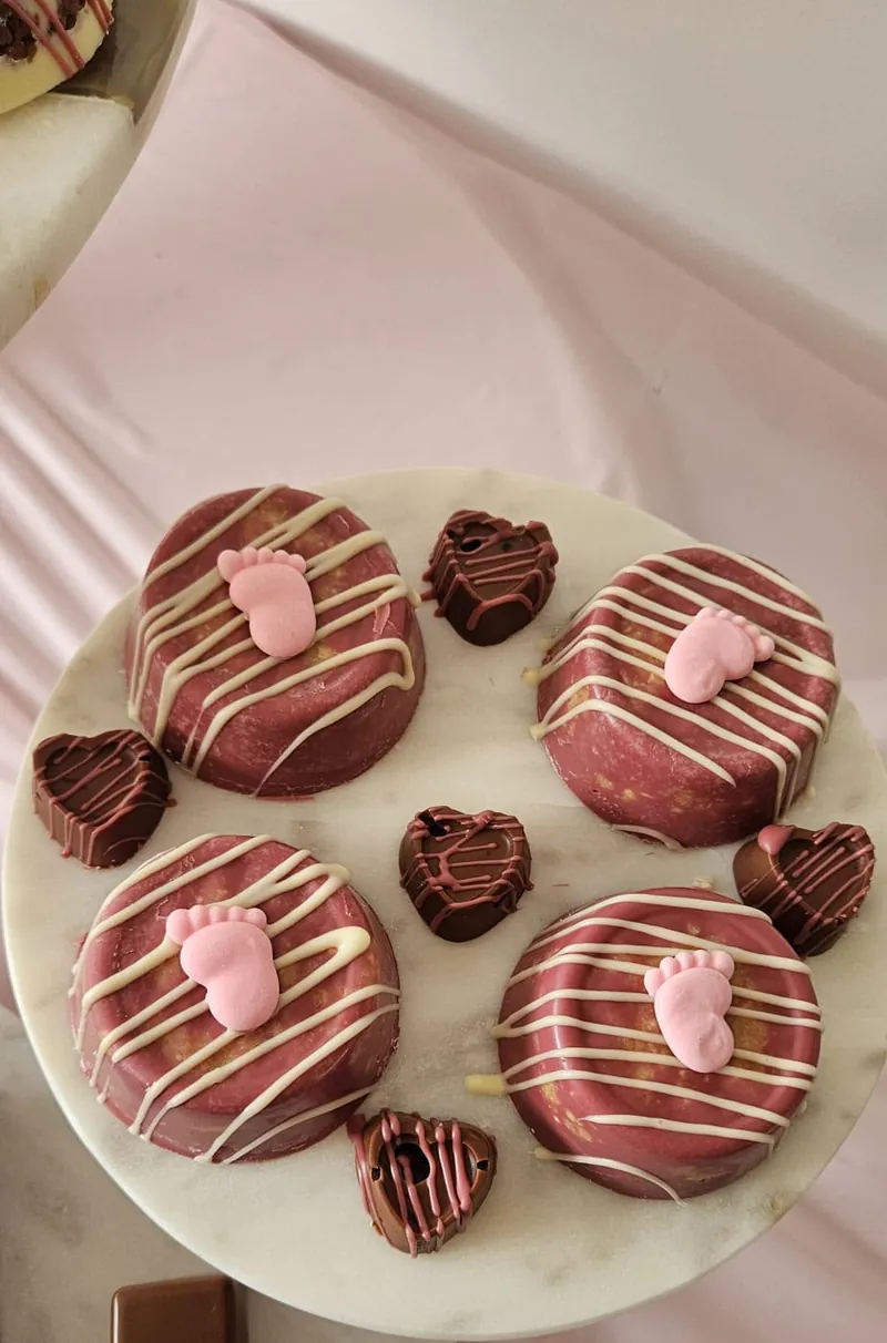 Grote gevulde chocoladevormen met babyvoetjes en hartjesbonbons