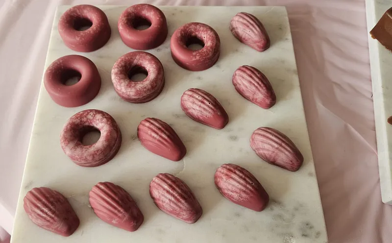 Roze chocolade donuts en schelpvormige chocolaatjes