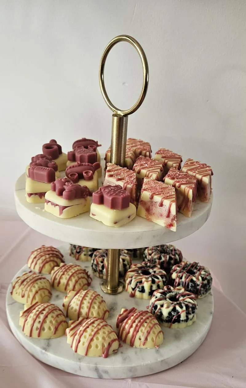 Etagère met babyvormen, gevulde blokken en marmer-donuts