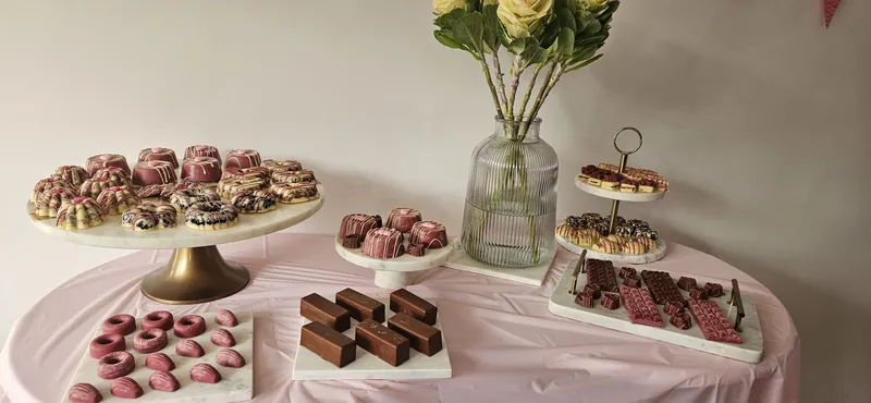 Volledige sweet table met huisgemaakte chocolade
